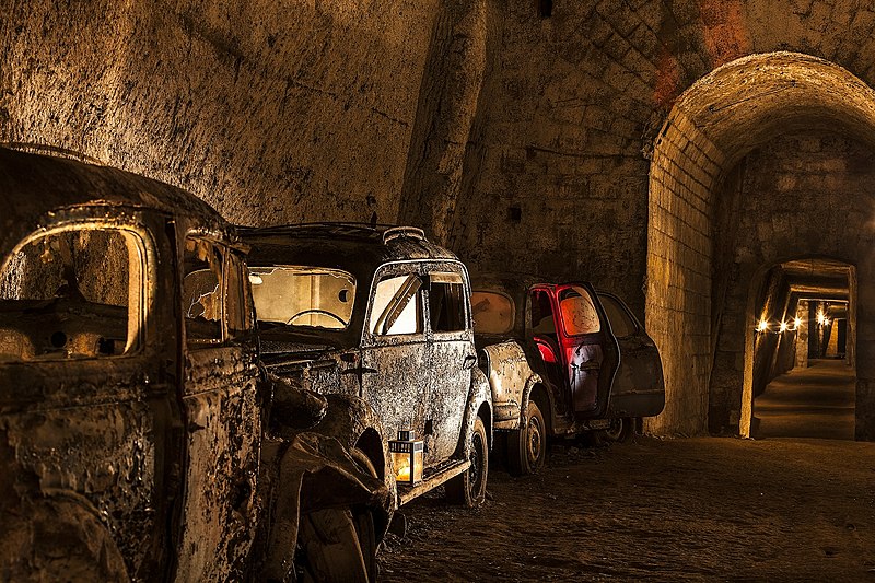 20210617183922800px-Galleria_borbonica_-_Cars_and_tunnel_(Naples)_-_Associazione Culturale Borbonica Sotterranea.jpg